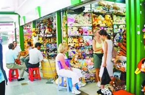人人乐店内惊现巨型扭蛋机， препарата即带来意想不到的惊喜与刺激！